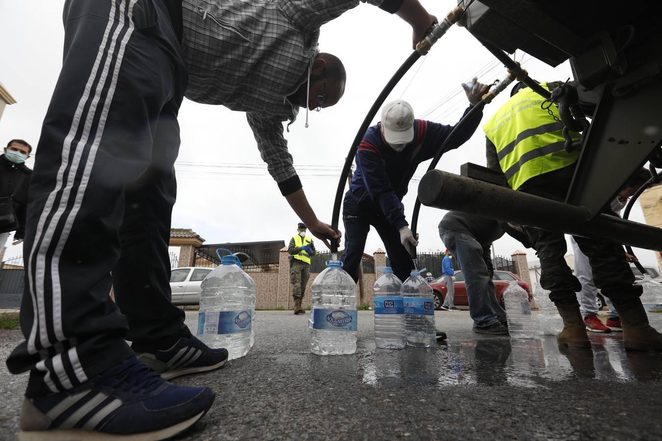 Las parcelaciones de Córdoba reciben agua potable de la Brigada Guzmán el Bueno X