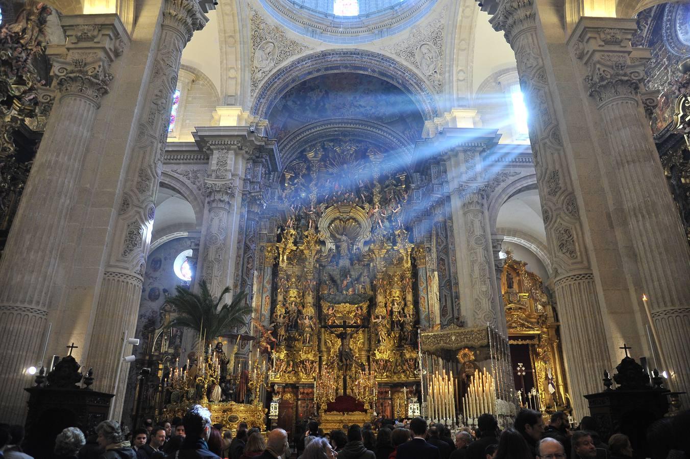 Los pasos del Amor ante el retablo de Cayetano de Acosta, en la mañana del Domingo de Ramos. 