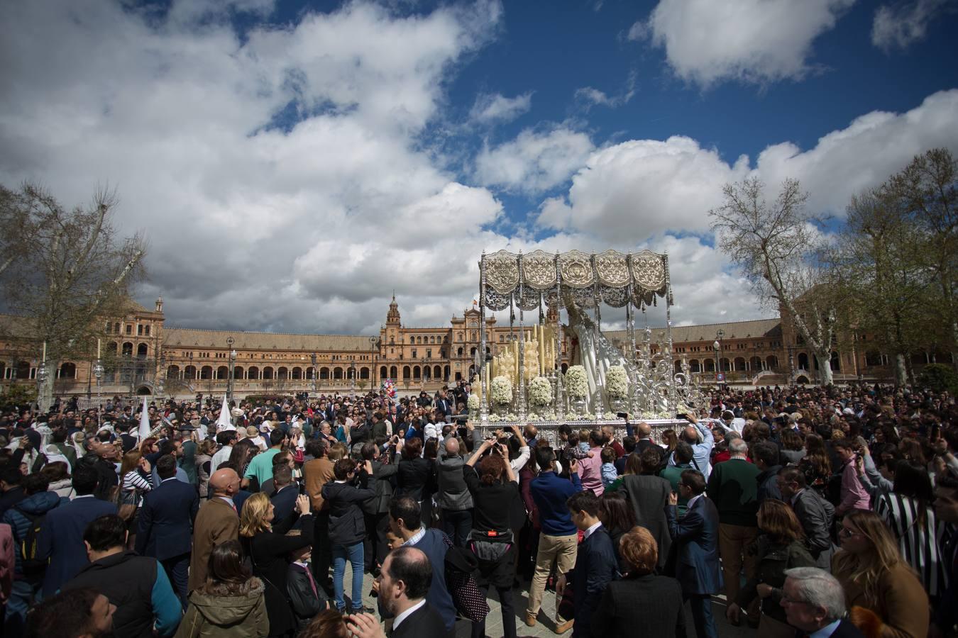 La Virgen de la Paz por la Plaza de España. 