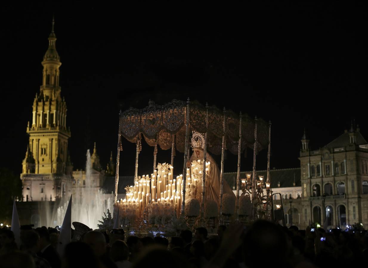 La Virgen de la Paz rodeando la Plaza de España. 