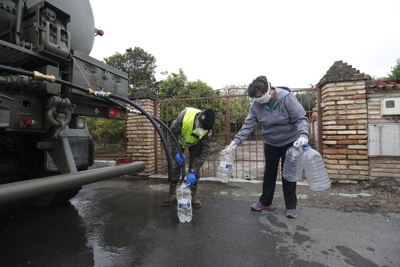 El reparto de agua potable en Córdoba, en imágenes