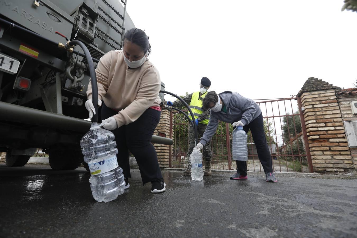 El reparto de agua potable en Córdoba, en imágenes