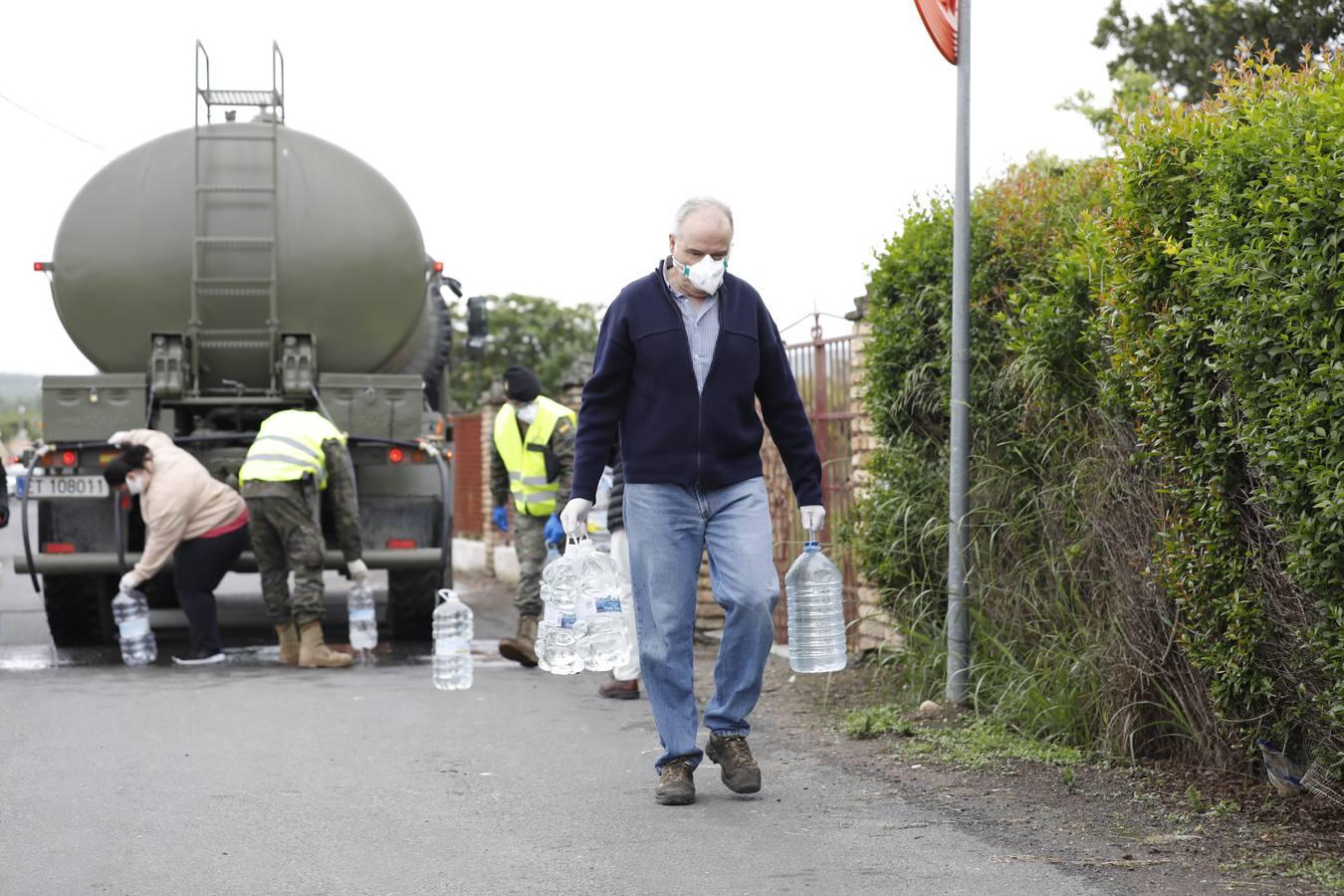 El reparto de agua potable en Córdoba, en imágenes