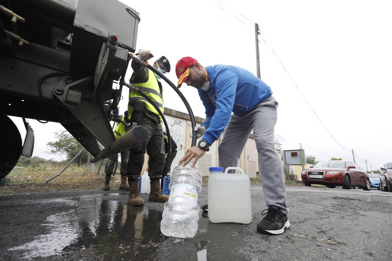 El reparto de agua potable en Córdoba, en imágenes