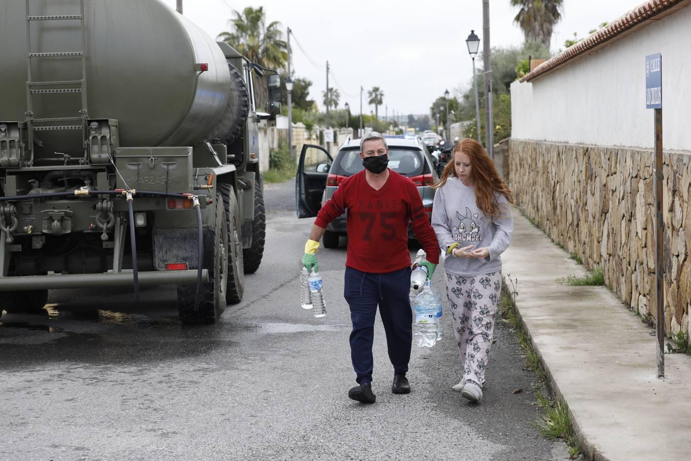 El reparto de agua potable en Córdoba, en imágenes