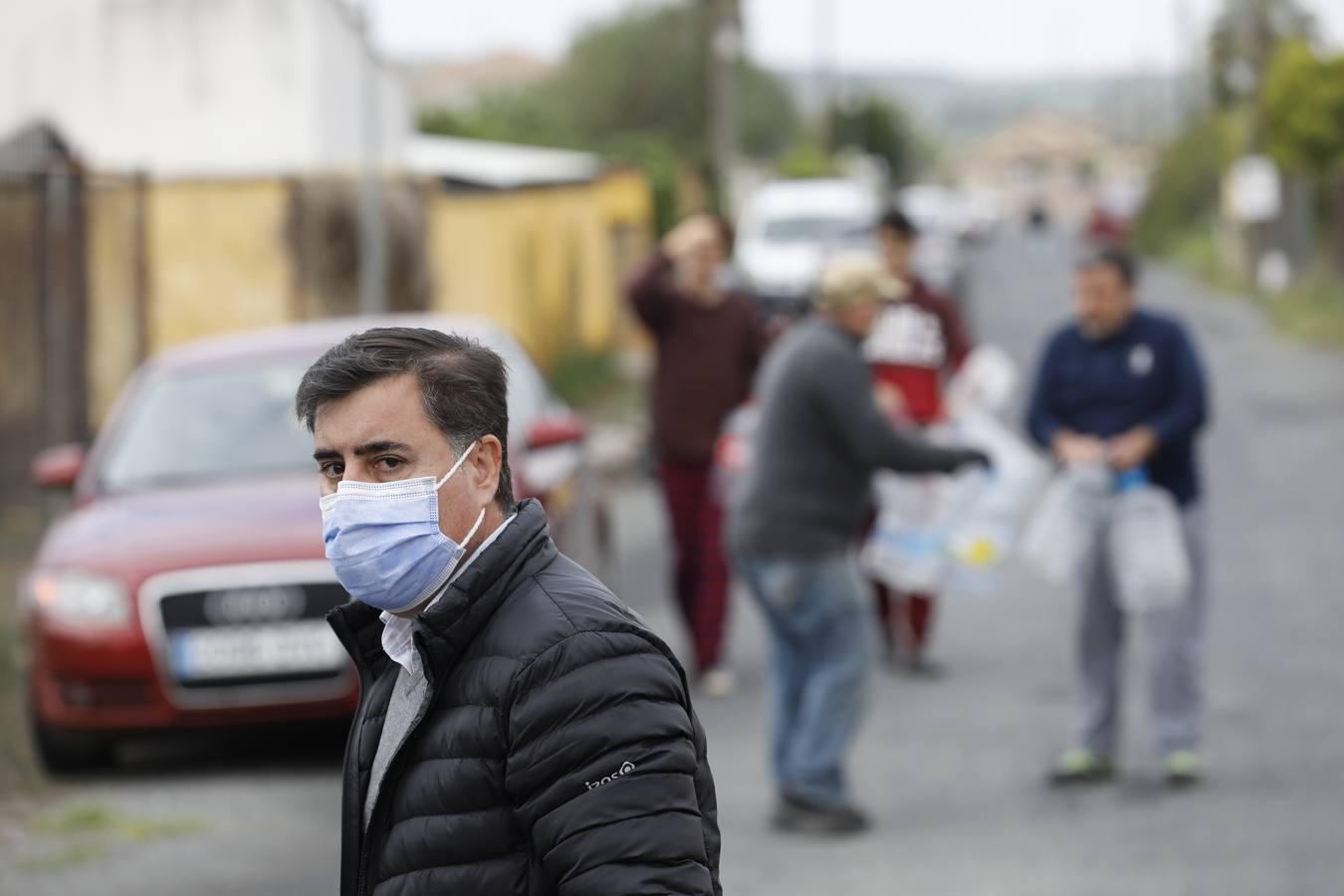 El reparto de agua potable en Córdoba, en imágenes