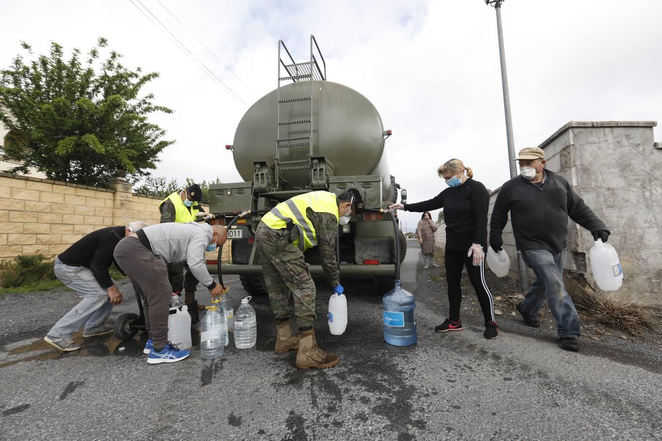 El reparto de agua potable en Córdoba, en imágenes