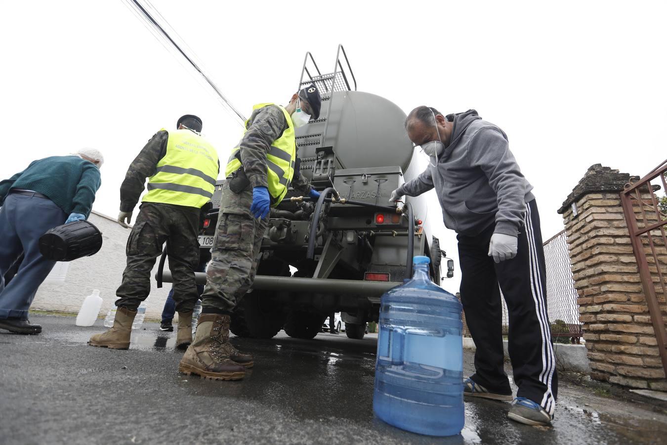 El reparto de agua potable en Córdoba, en imágenes