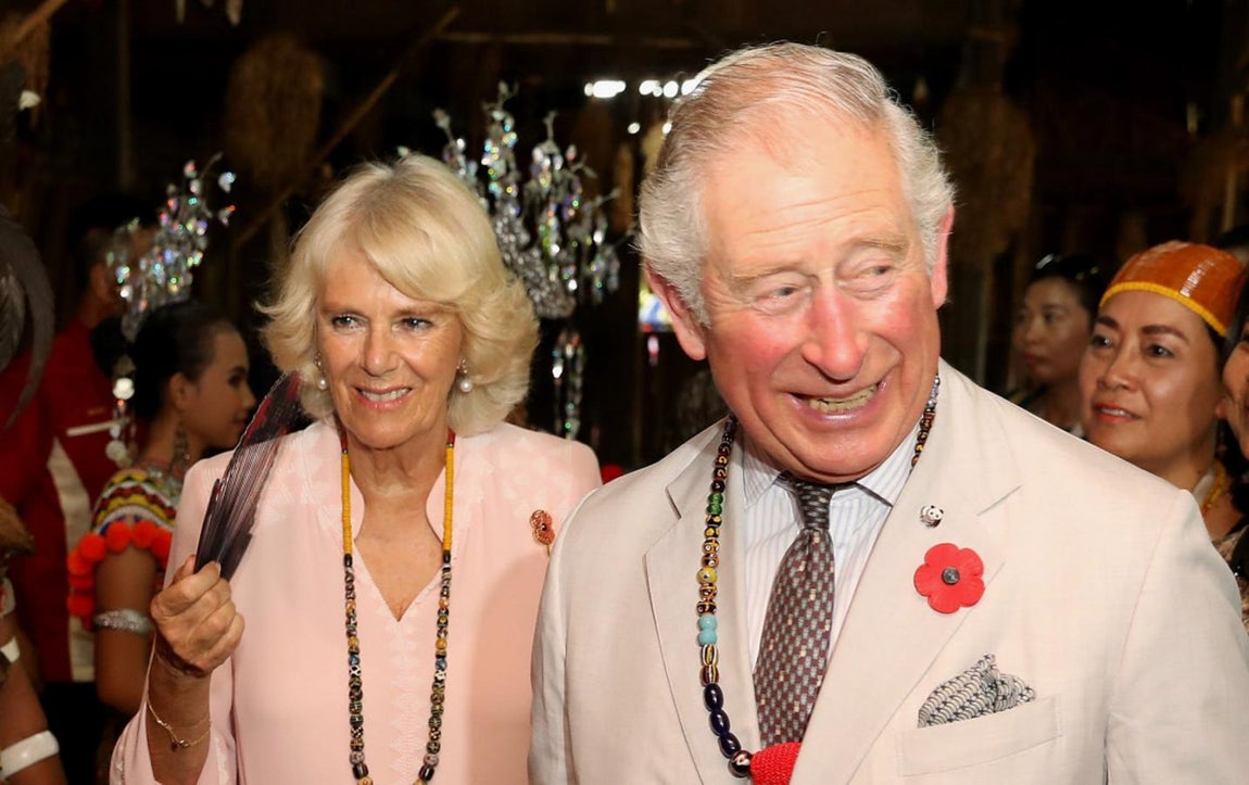 El Príncipe Carlos y Camila de Cornualles. El Príncipe Carlos, aunque ya ha superado la enfermedad, se encuentra alejado de su mujer por precaución y para cumplir con las recomendaciones de las autoridades.