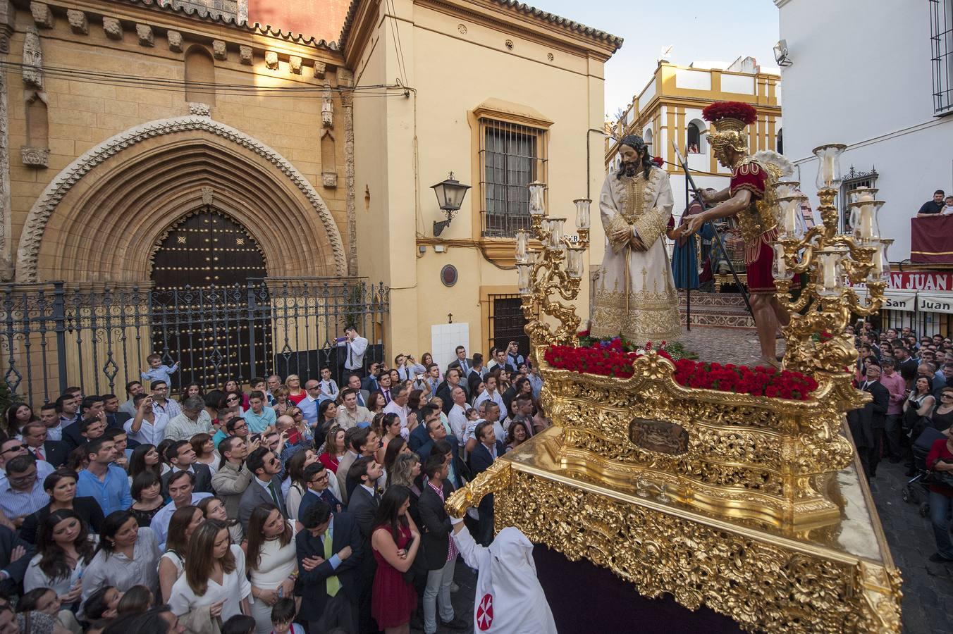 El misterio de la Amargura ante la puerta de la calle Feria de San Juan de la Palma. 