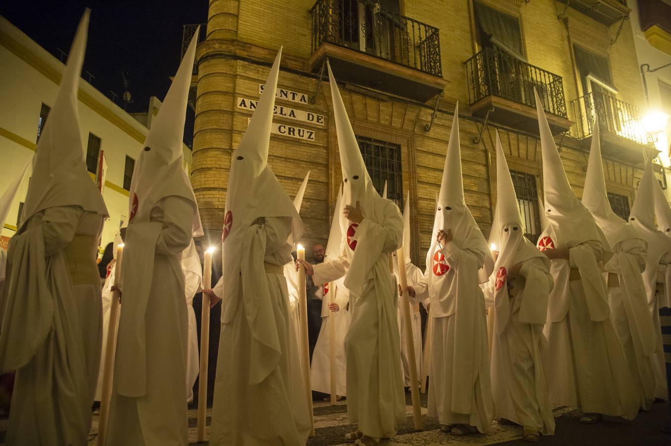 Nazarenos de la Amargura por Santa Ángela. 