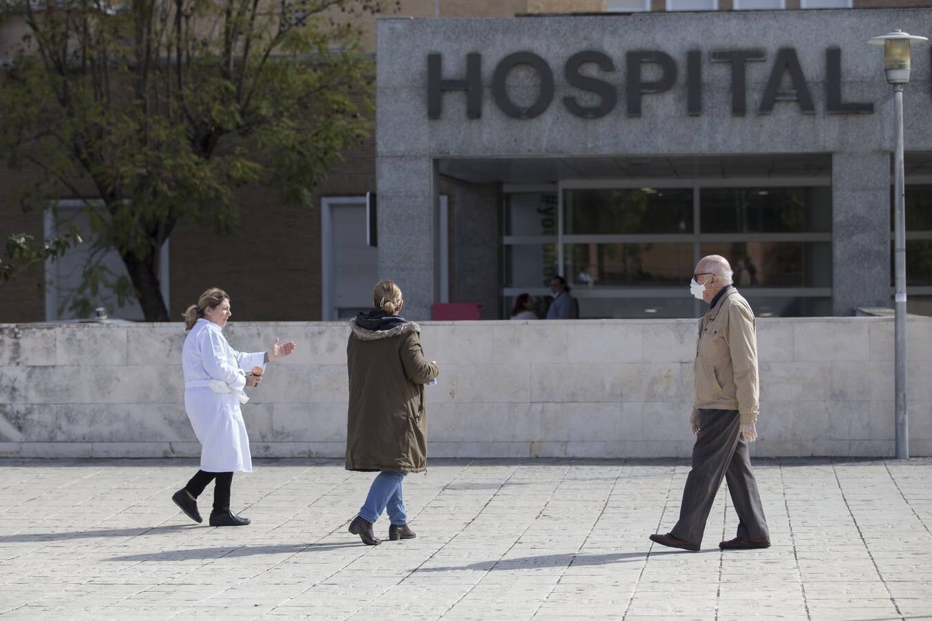 Coronavirus en Sevilla: los sanitarios, otro día más al frente de la lucha