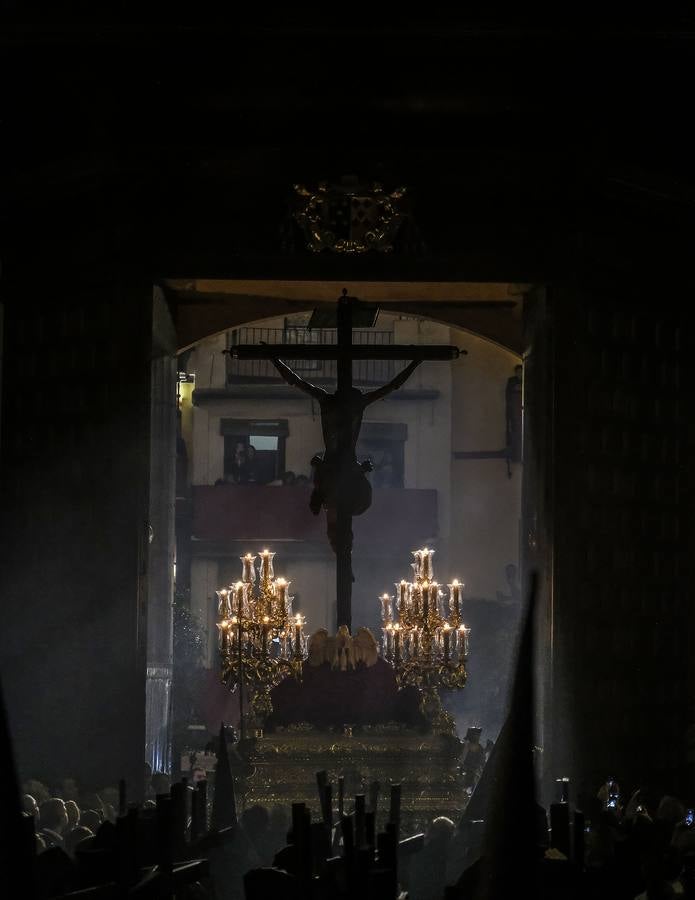 Santísimo Cristo del Amor de la Hermandad del Amor saliendo de la Parroquia del Salvador