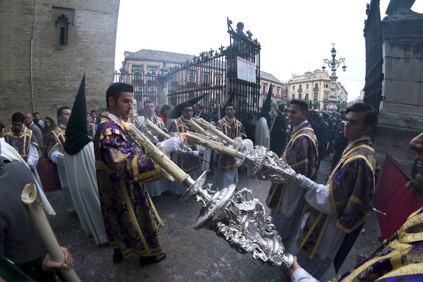 Salida de la Hermandad de la Esperanza de Triana de la Catedral de Sevilla