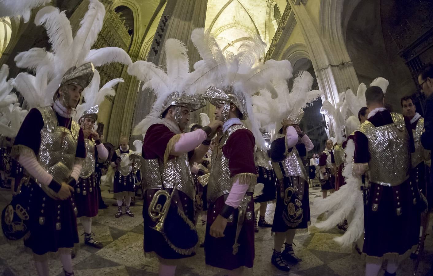 Armaos de la Hermandad de la Macarena en la Catedral de Sevilla