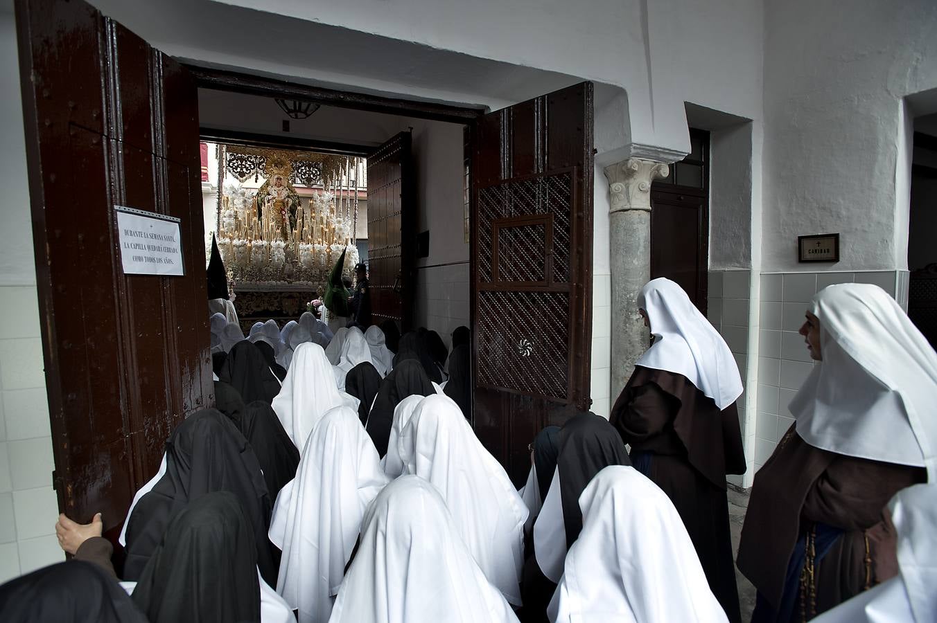 María Santísima de la Esperanza Macarena a su paso por el convento de las Hermanas de la Cruz