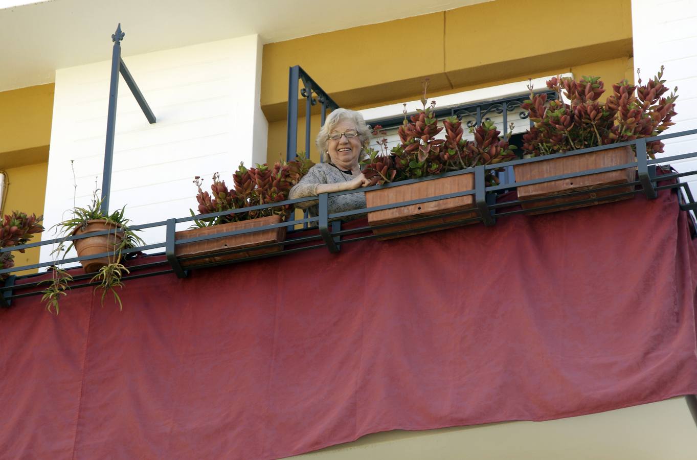 Coronavirus en Sevilla: los balcones se engalanan para vivir una Semana Santa sin procesiones