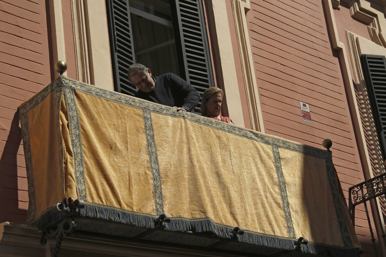 Coronavirus en Sevilla: los balcones se engalanan para vivir una Semana Santa sin procesiones