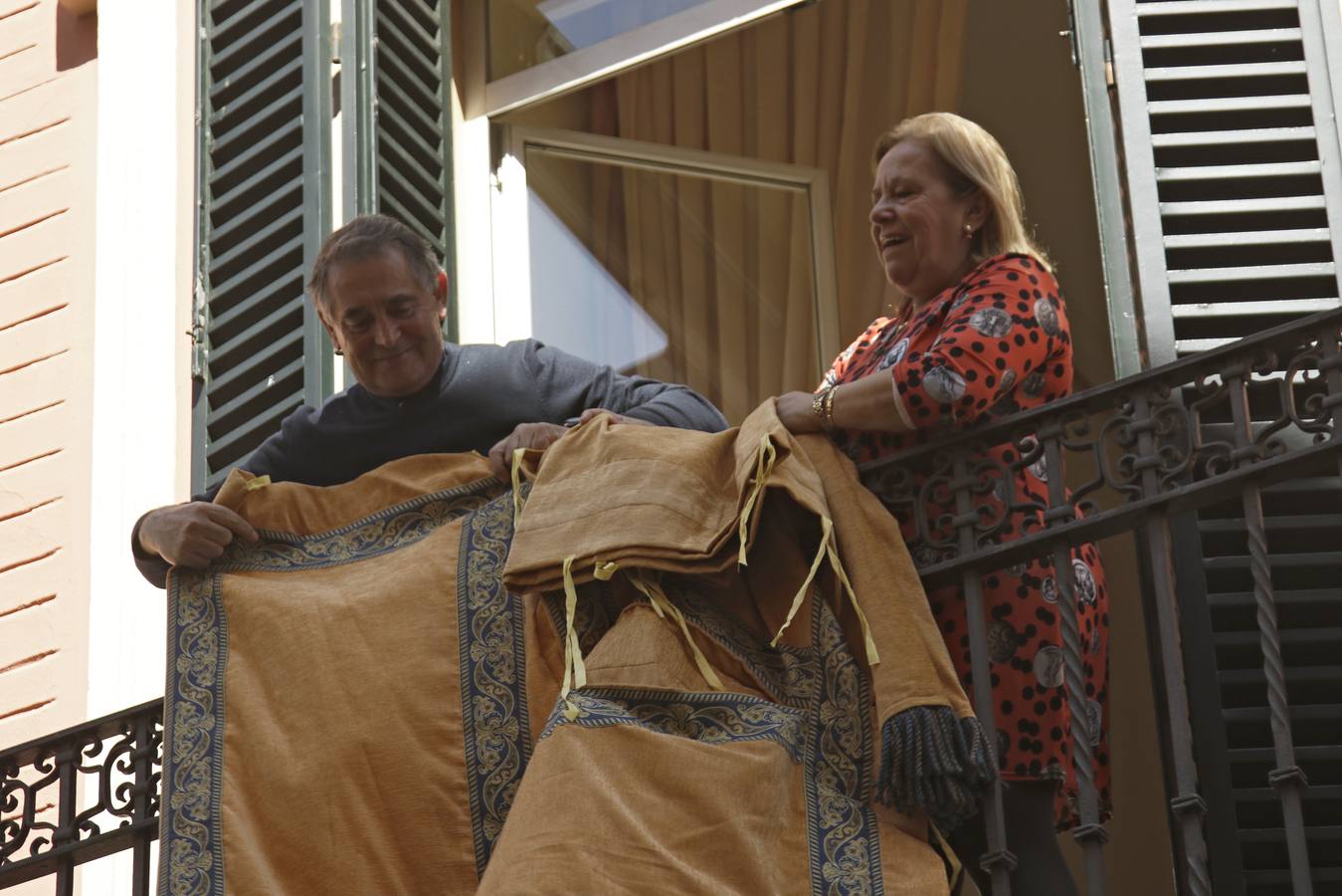 Coronavirus en Sevilla: los balcones se engalanan para vivir una Semana Santa sin procesiones