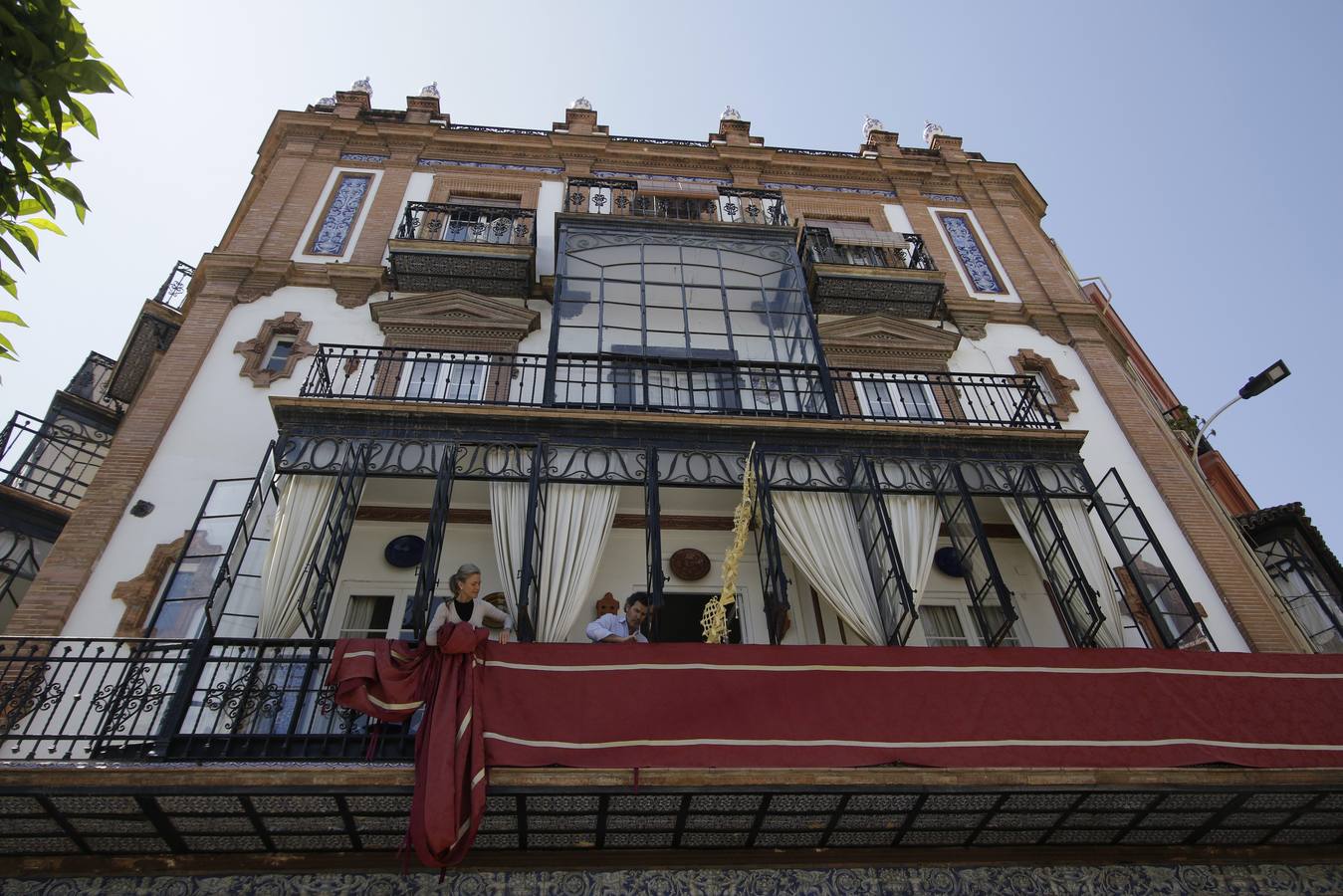 Coronavirus en Sevilla: los balcones se engalanan para vivir una Semana Santa sin procesiones