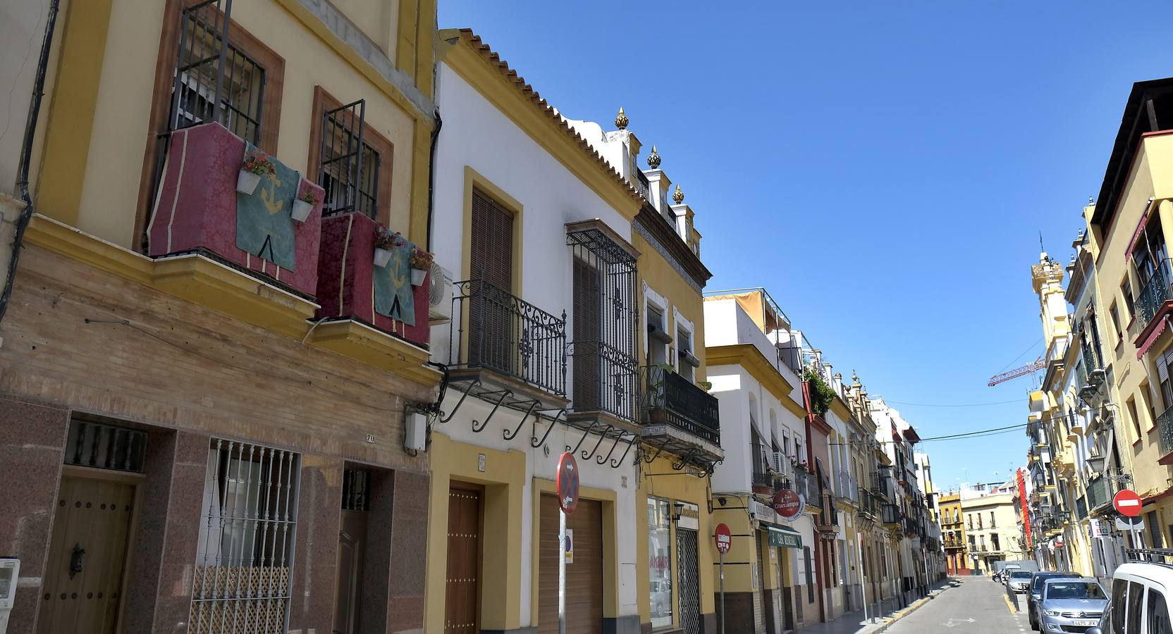 Coronavirus en Sevilla: los balcones se engalanan para vivir una Semana Santa sin procesiones