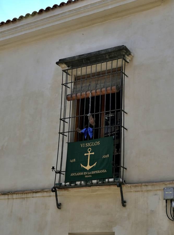 Coronavirus en Sevilla: los balcones se engalanan para vivir una Semana Santa sin procesiones