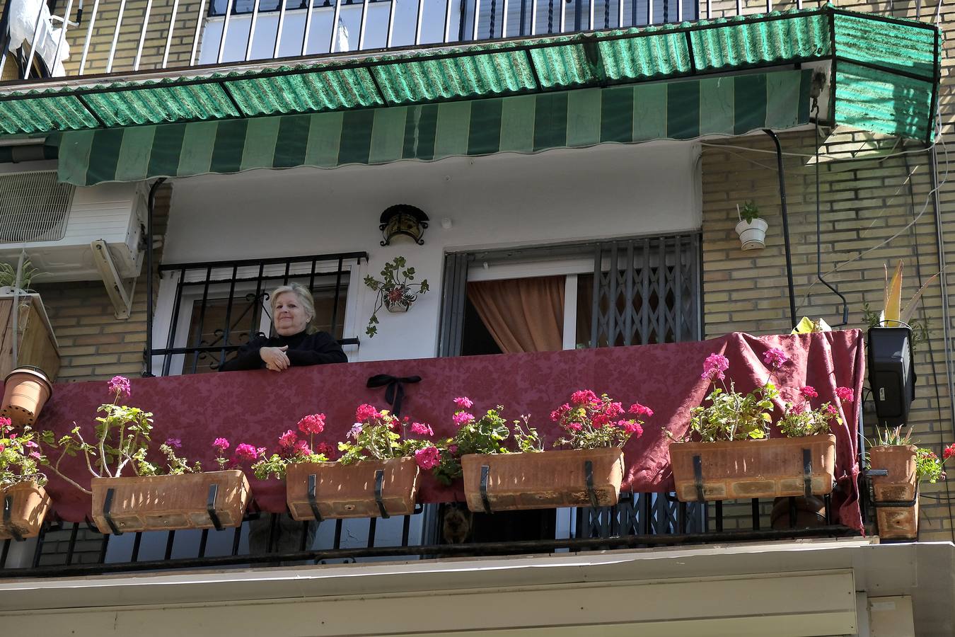 Coronavirus en Sevilla: los balcones se engalanan para vivir una Semana Santa sin procesiones