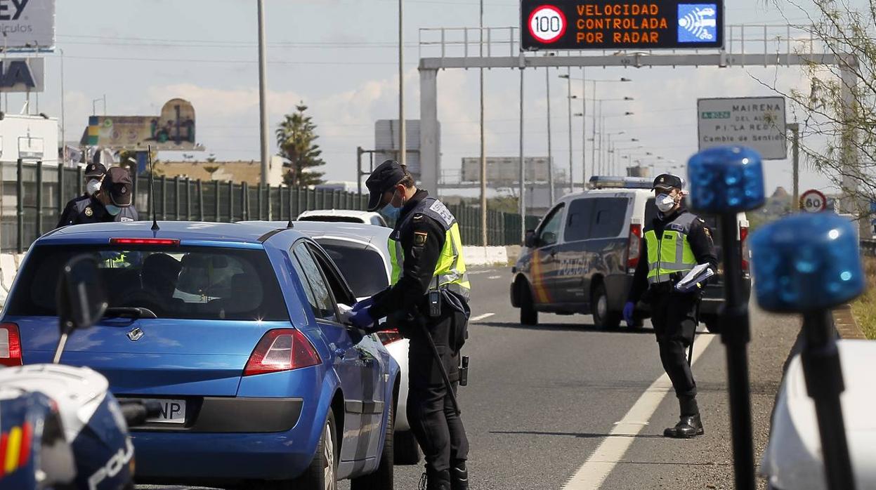 Coronavirus en Sevilla: Exhaustivos controles de tráfico para evitar desplazamientos no esenciales