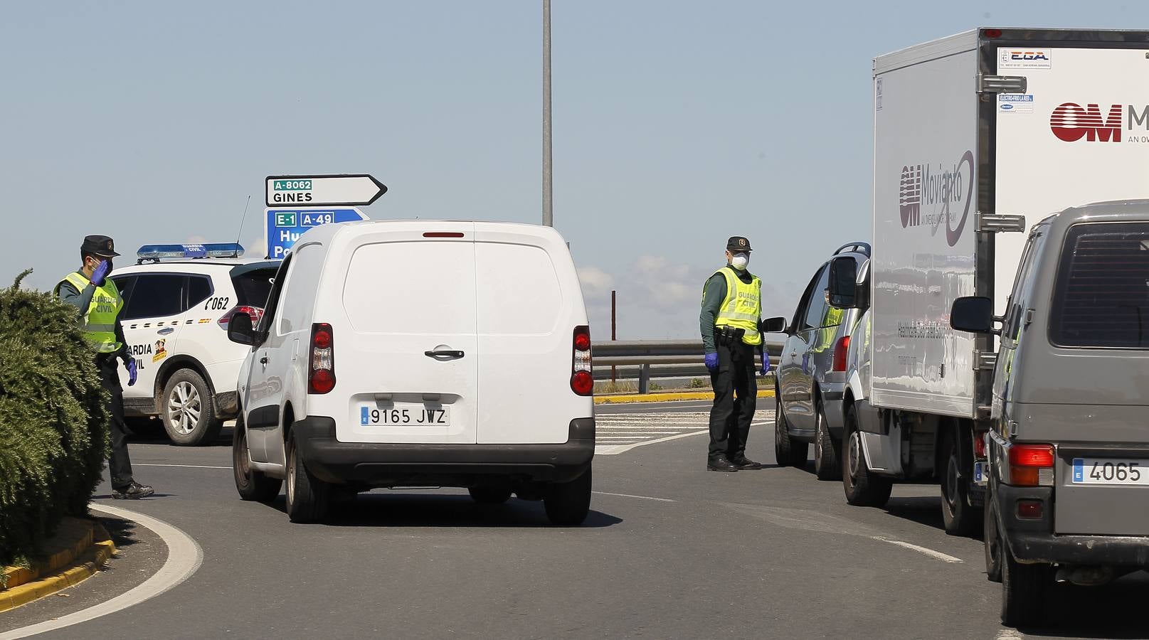 Coronavirus en Sevilla: Exhaustivos controles de tráfico para evitar desplazamientos no esenciales