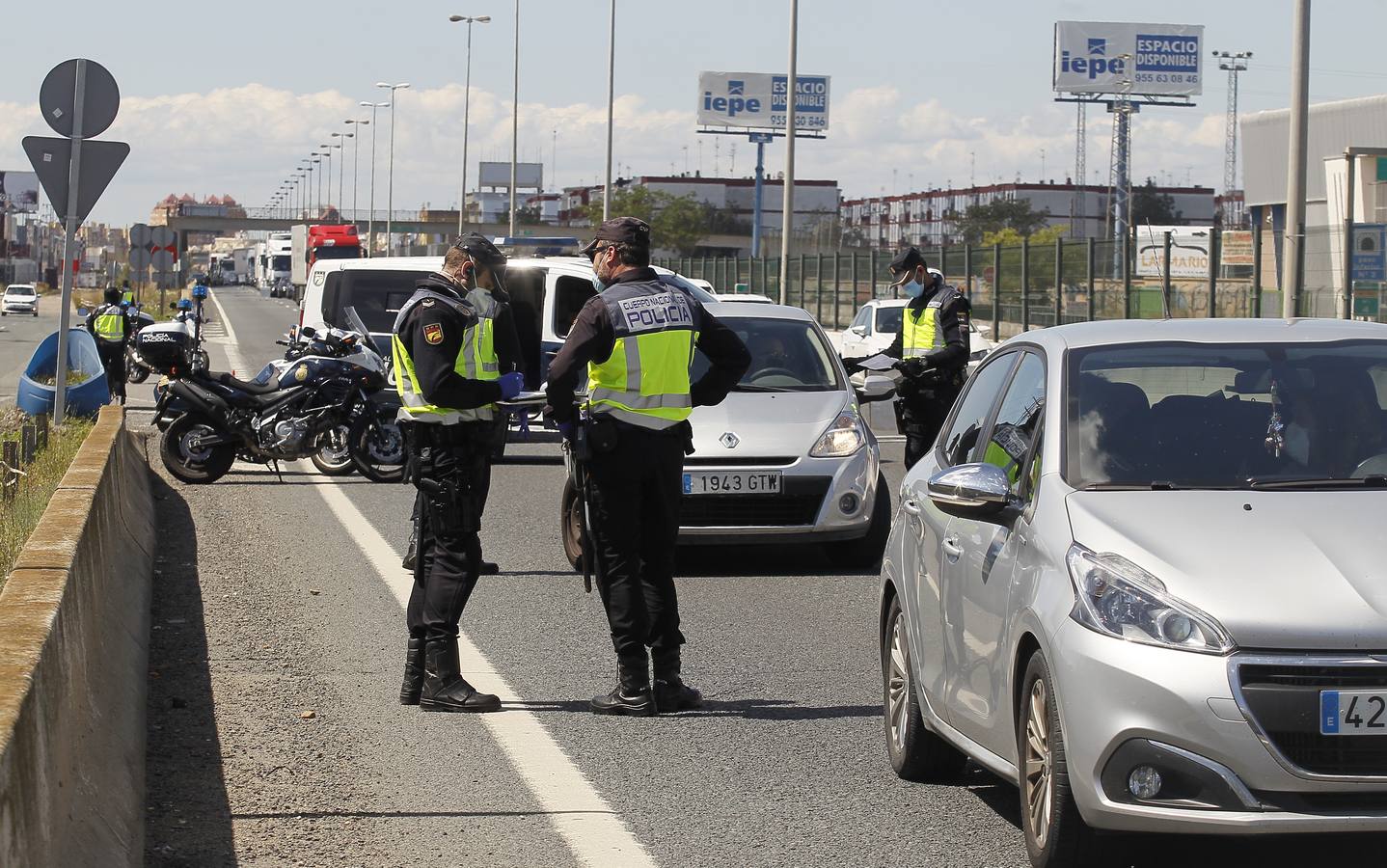 Coronavirus en Sevilla: Exhaustivos controles de tráfico para evitar desplazamientos no esenciales