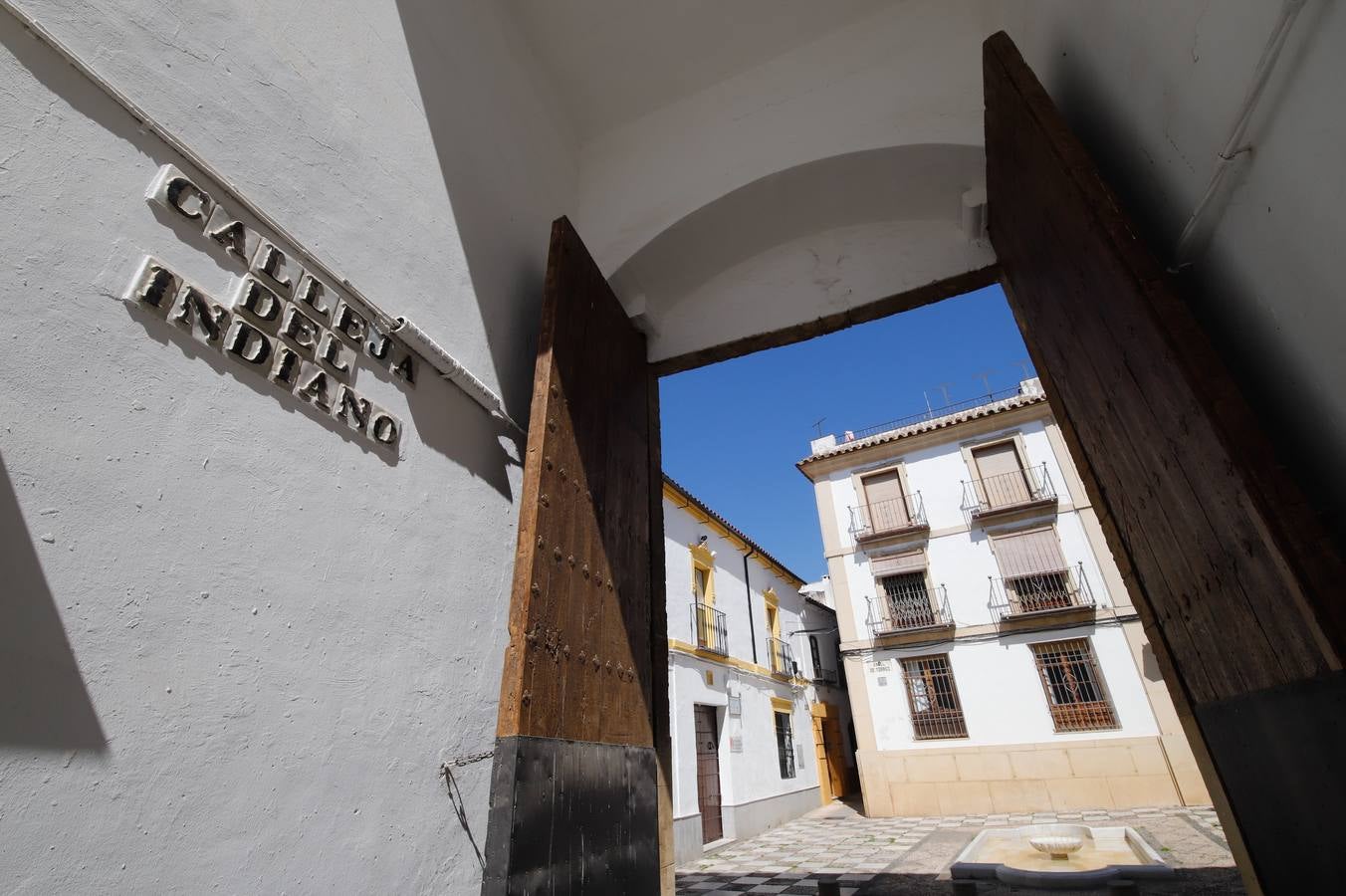 Coronavirus en Córdoba: Paseo de ausencias por las plazas