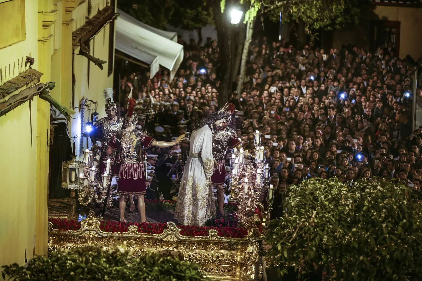 Las mejores fotografías de la Semana Santa de Sevilla de Raúl Doblado