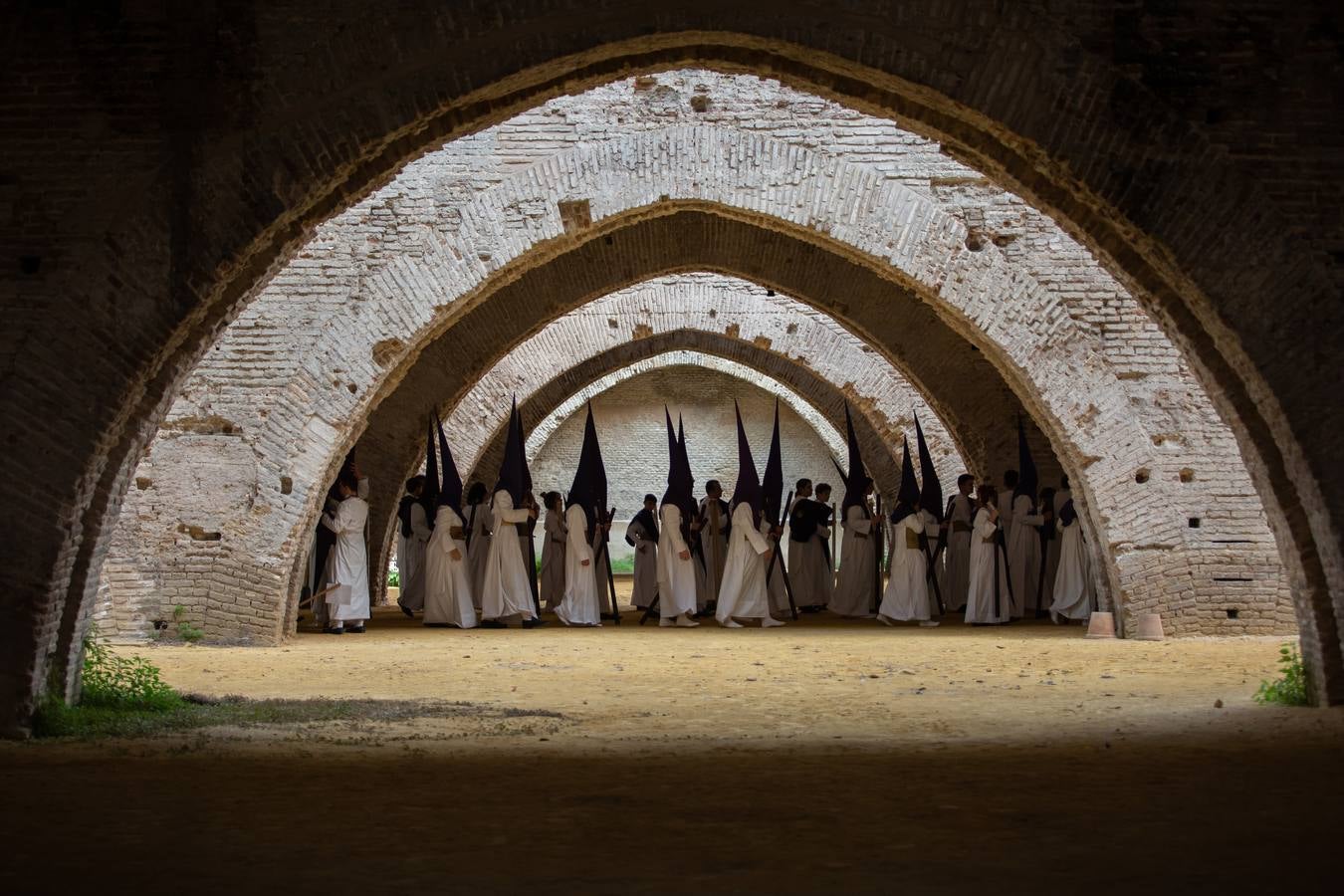 Formación de tramo de nazarenos de la Hermandad de las Aguas