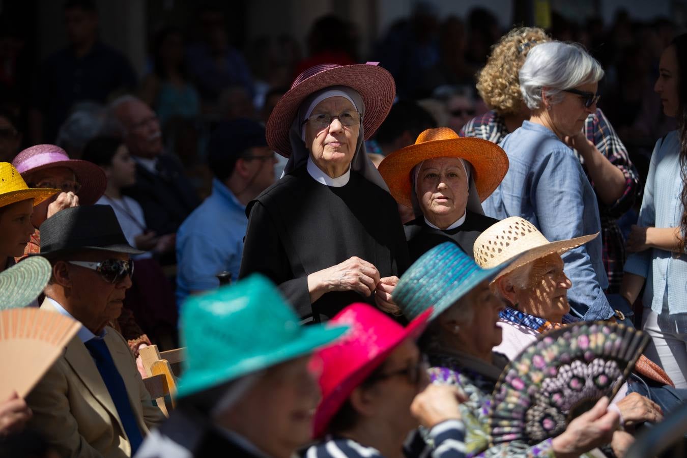 Esperando el paso de la Hermandad de San Benito