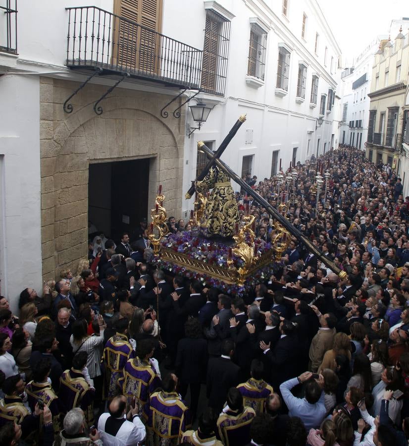 Nuestro Padre Jesús de la Salud de la Hermandad de los Gitanos ante el convento de las Hermanas de la Cruz