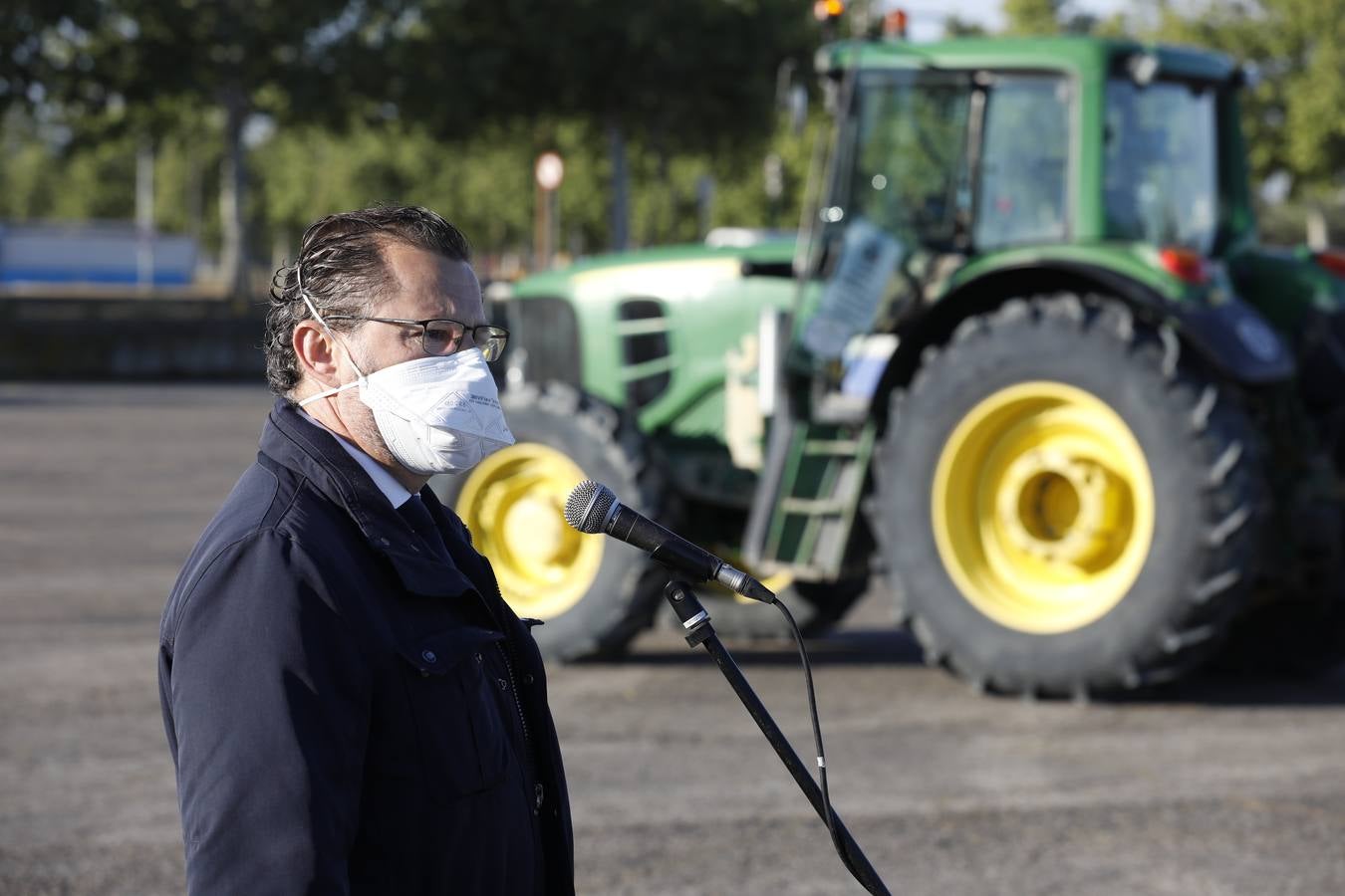 Tractores de los agricultores y Sadeco desinfectan Córdoba, en imágenes