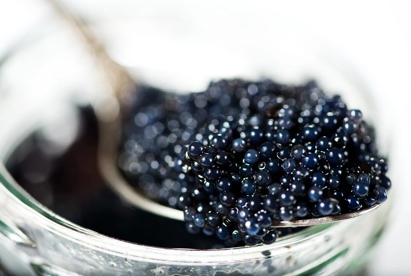 Caviar. Otra delicatessen más a nuestra lista. El caviar cuenta con 35.1 microgramos de vitamina D por cada 100 gramos, según la Bedca. Aunque nos encontramos ante un alimento muchas veces poco accesible, en ocasiones especiales puede servirse en canapés, o tomarlo solo disfrutar, muy despacio, de su único y peculiar sabor.