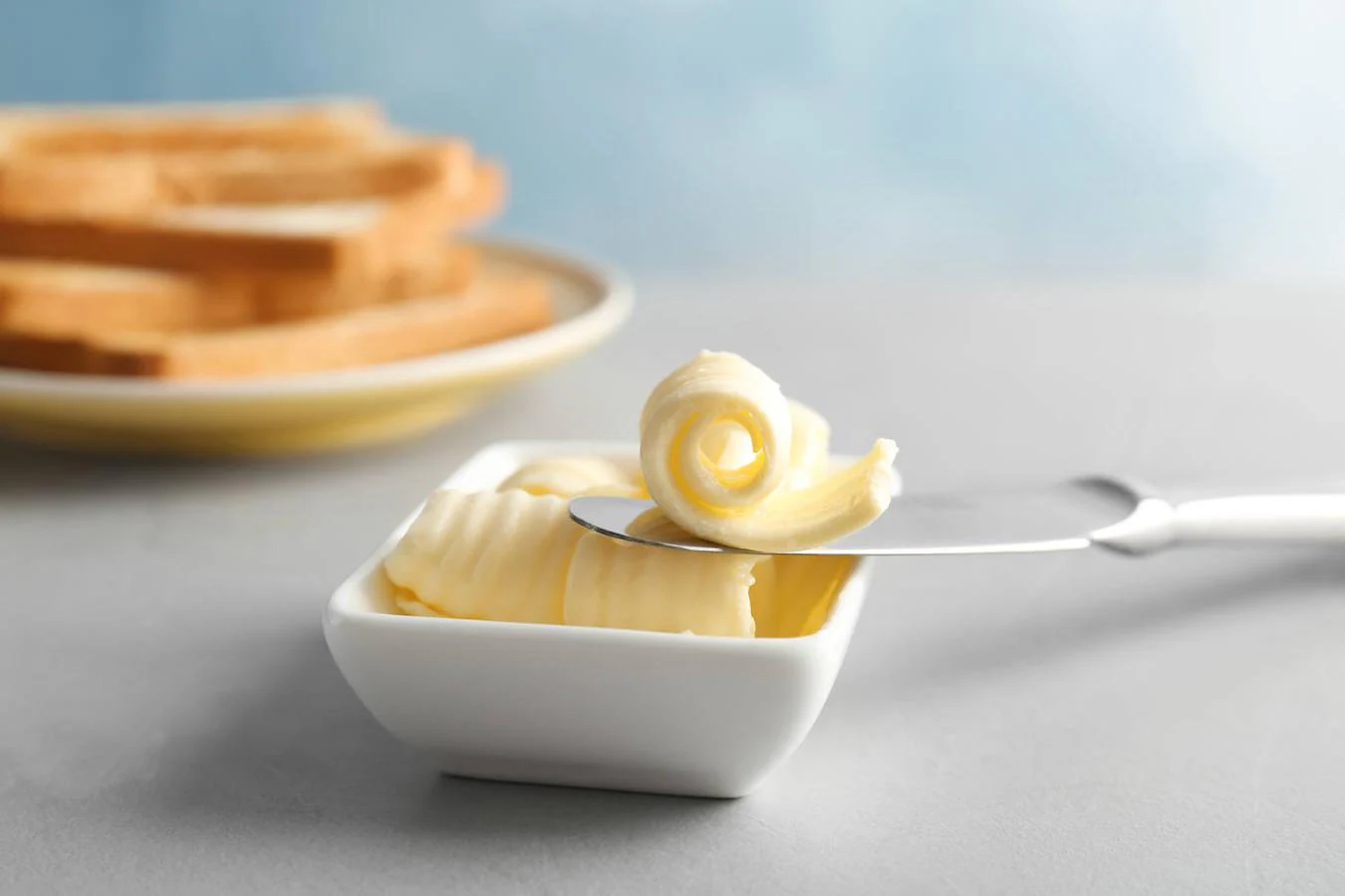Mantequilla. Como el resto de productos derivados de los lácteos, la mantequilla tiene un pequeño aporte de vitamina D, 0,70 microgramos por cada 100 gramos, según la Bedca. La mantequilla, que se aconseja tomar con moderación, puede ayudarnos a darle el toque final a postres, como <a href="https://www.abc.es/bienestar/alimentacion/recetas-saludables/abci-secreto-para-hacer-bizcocho-perfecto-revelado-tres-foodies-youtube-201912090154_noticia.html">bizcochos</a> o galletas.