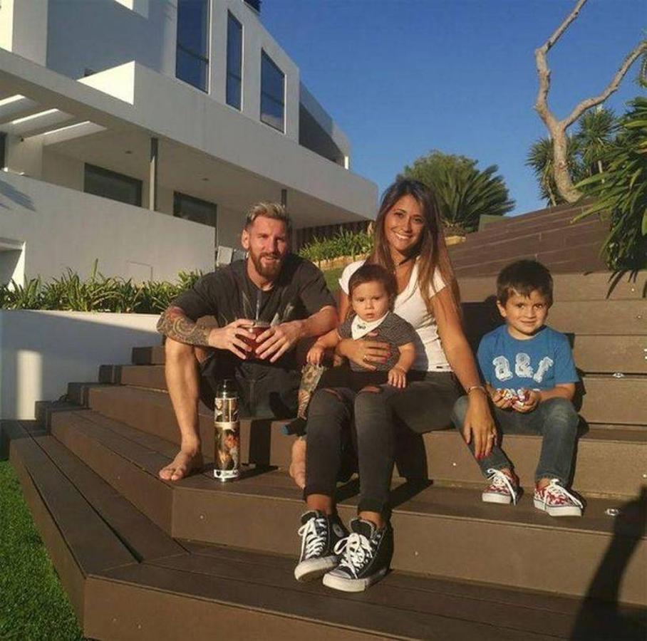 Más de una década en la casa de sus sueños. El astro del balón vive con su mujer Antonella Rocuzzo y sus 3 hijos desde el año 2009. Además poseen 2 perros que se han convertido en los más mimados de la casa.