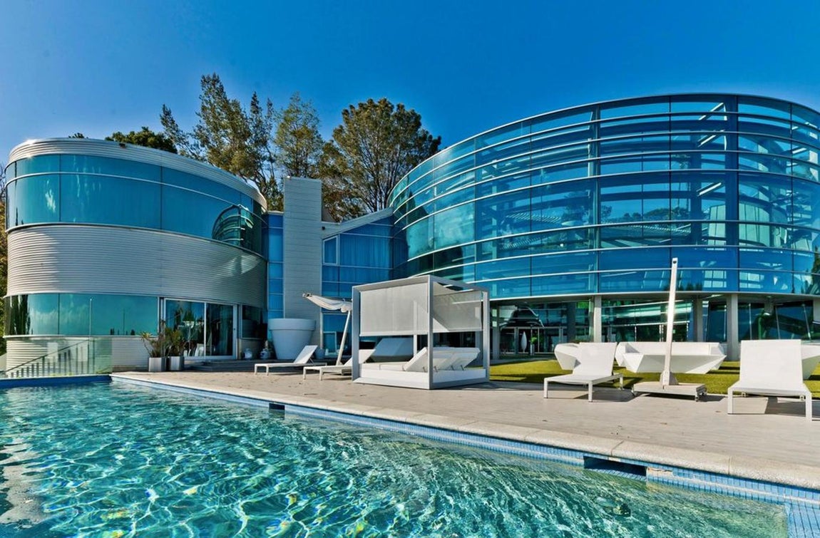 Objeto de duras críticas en las redes sociales. Se trata de Loma Linda Dr., una casa construida en 2010 por Ed Niles, uno de los arquitectos favoritos de las celebrities que ha diseñado gran parte de las mansiones de Beverly Hills y Malibú. El vidrio y el acero son los materiales predominantes en este edificio cuyas formas sinuosas han sido tan admiradas como criticadas.
