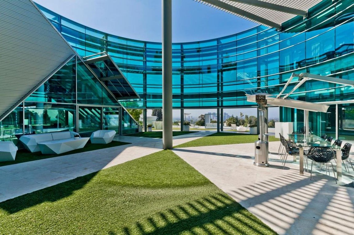 Vidrio y acero, los materiales predominantes. Uno de los mayores inconvenientes que presenta es la poca privacidad debido a que prácticamente toda la superficie está rodeada de grandes cristaleras, que aunque ofrecen unas vistas privilegiadas de la ciudad de Los Angeles, dejan bien poco a la imaginación.