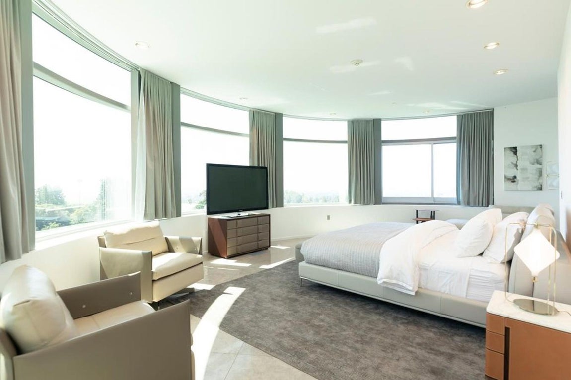 7 dormitorios y 6 baños. La casa posee 7 amplios dormitorios y 6 baños además de una zona de aguas con Spa, sauna y un gimnasio totalmente equipado. Durante el periodo en el que Bieber la habitó el alquiler mensual era de 60.000 dólares, una cifra que sigue manteniéndose en la actualidad.