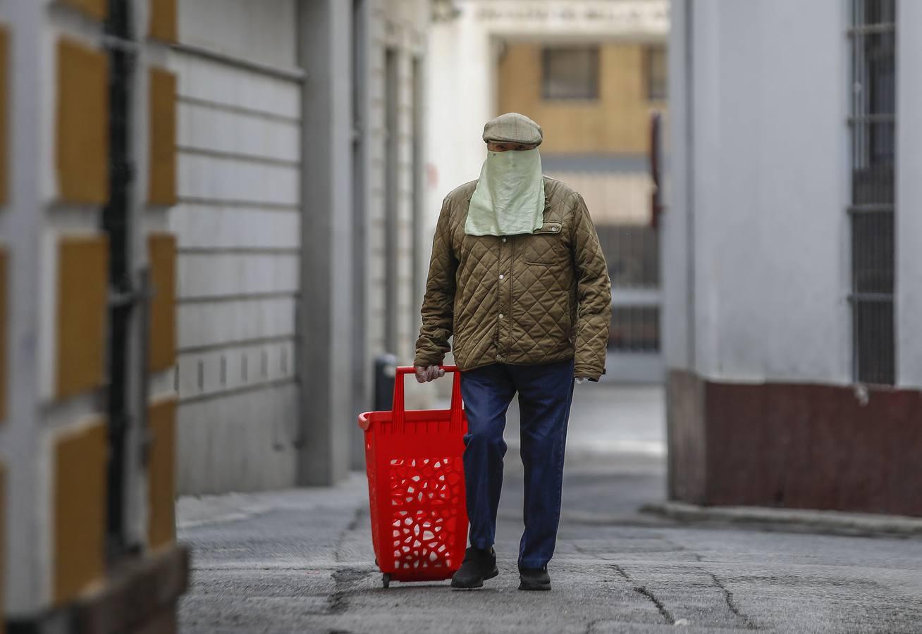 Colas en los supermercados de Sevilla por el puente de Semana Santa en estado de alarma