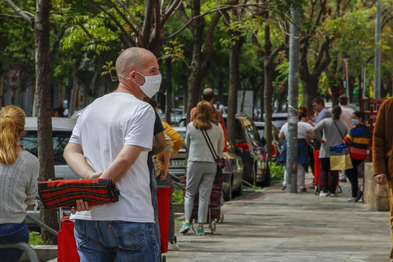 Colas en los supermercados de Sevilla por el puente de Semana Santa en estado de alarma