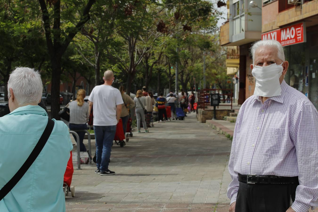 Colas en los supermercados de Sevilla por el puente de Semana Santa en estado de alarma