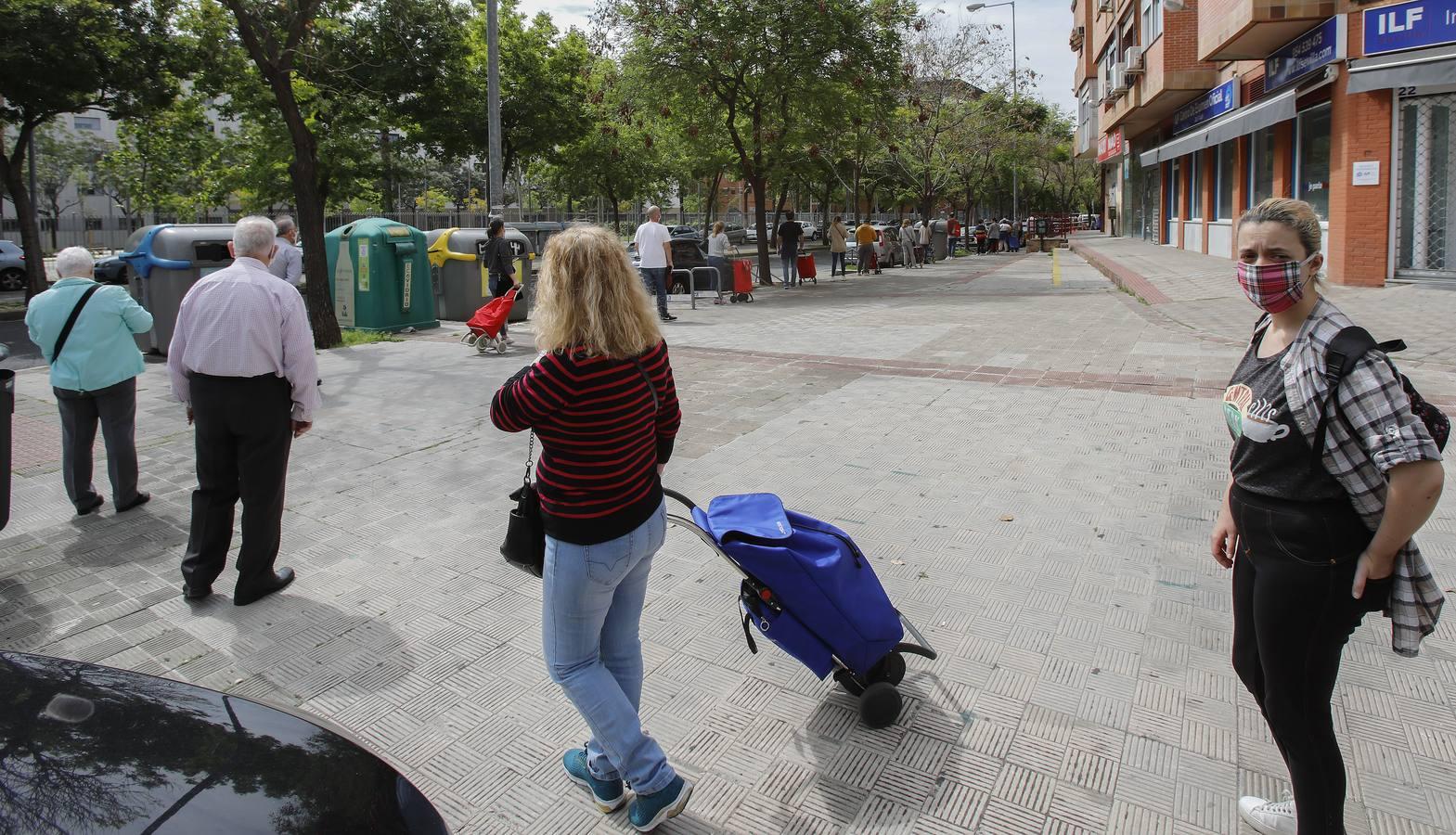 Colas en los supermercados de Sevilla por el puente de Semana Santa en estado de alarma