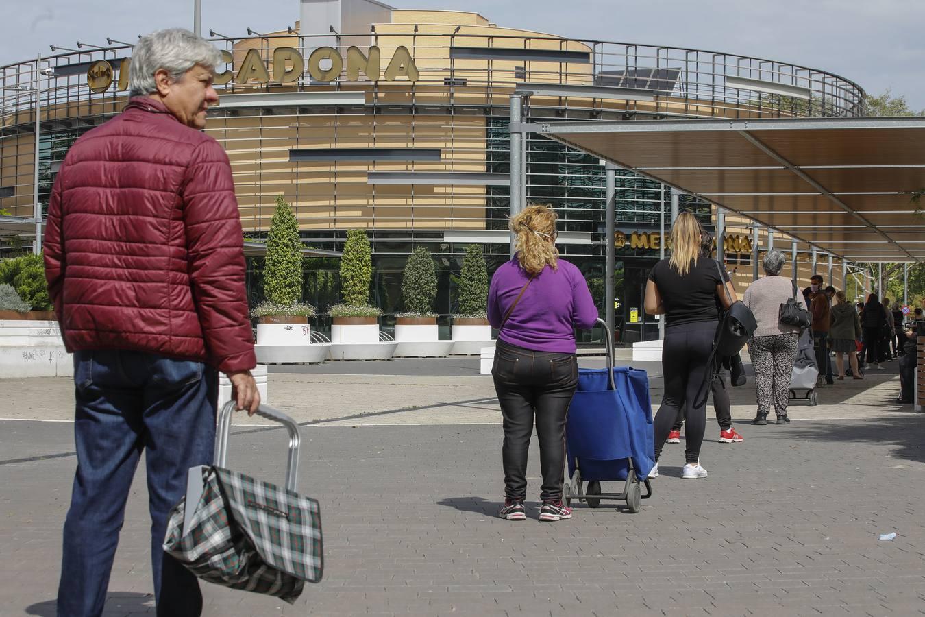 Colas en los supermercados de Sevilla por el puente de Semana Santa en estado de alarma