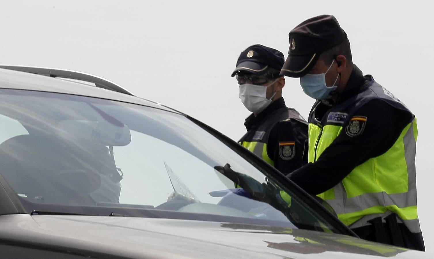 Controles en las salidas de Sevilla para evitar que se salten el estado de alarma en Semana Santa