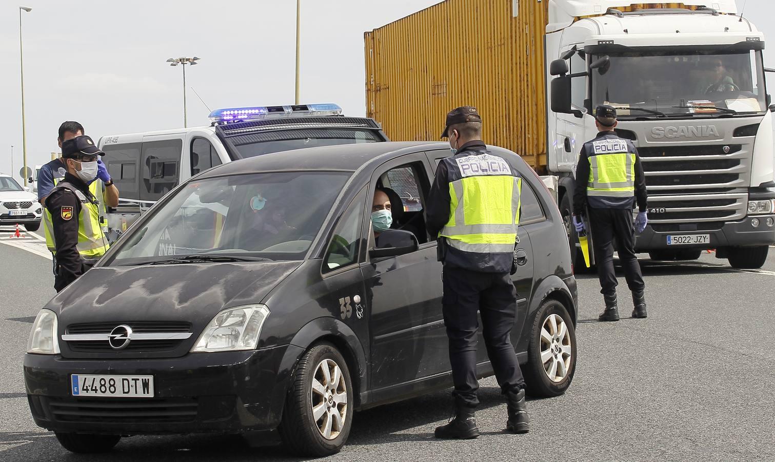 Controles en las salidas de Sevilla para evitar que se salten el estado de alarma en Semana Santa