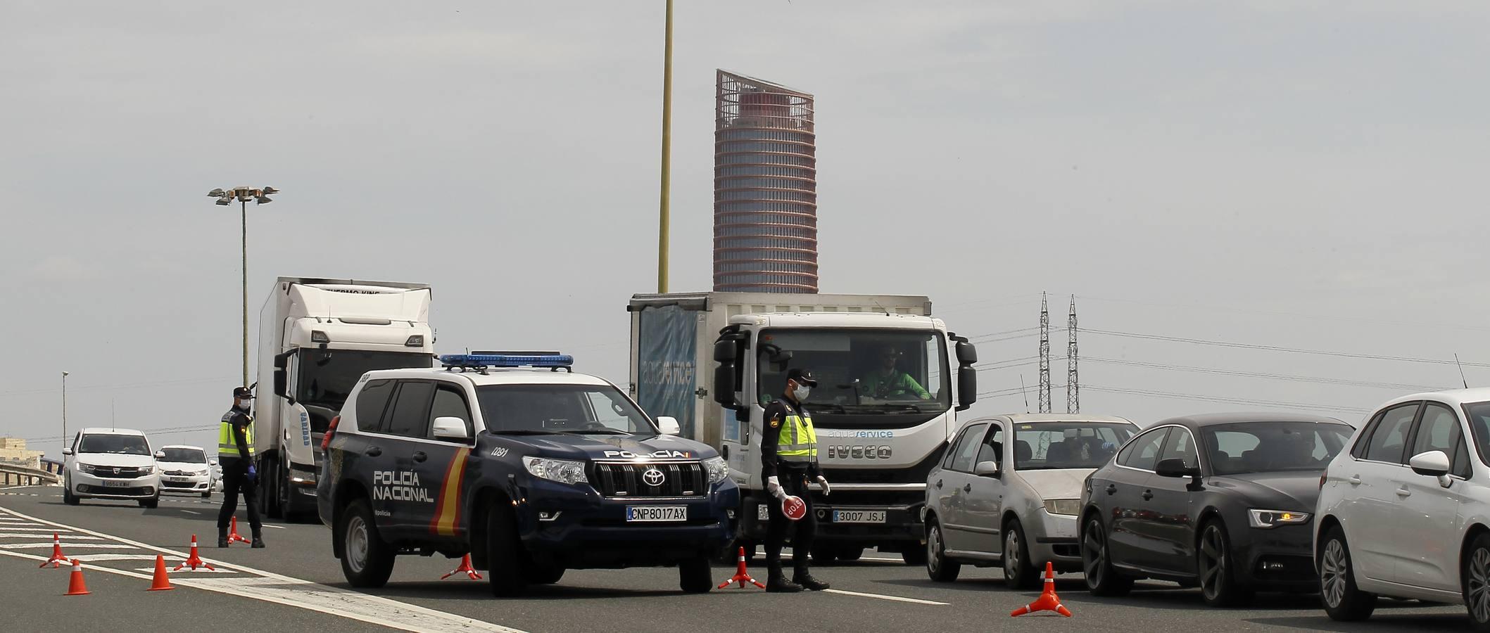 Controles en las salidas de Sevilla para evitar que se salten el estado de alarma en Semana Santa